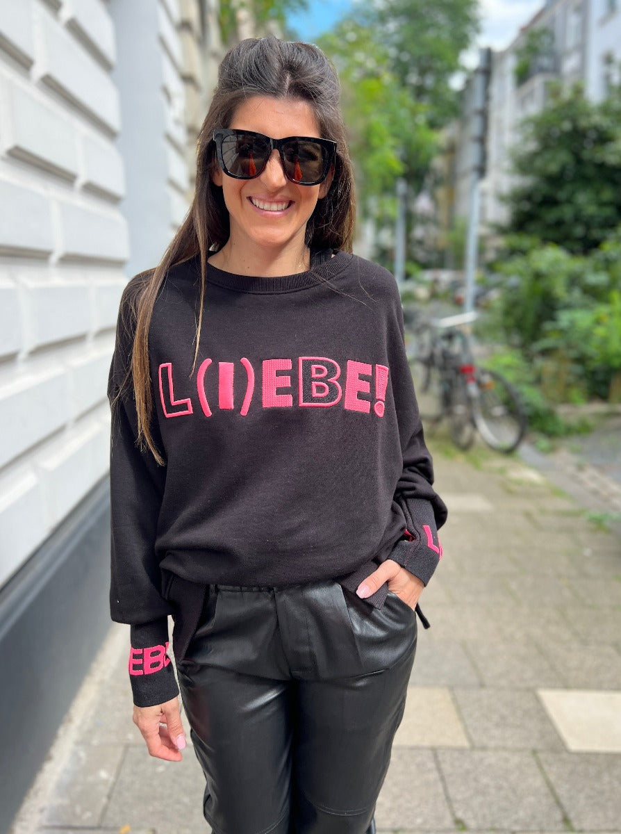 Sweater LIEBE! Stickerei by Miss Goodlife. No 129 concept store Duesseldorf.