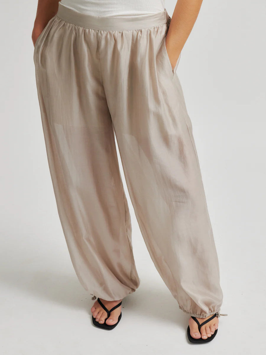 second-female-hose-hidie-n-129-concept-store-duesseldorf