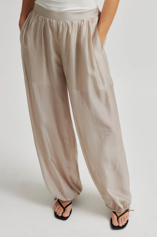 second-female-hose-hidie-n-129-concept-store-duesseldorf