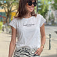 frau mit shirt und zebra hsoe von sofie schnoor auf der Straße